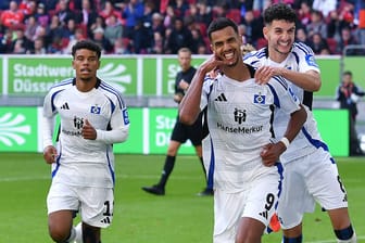 Robert Glatzel (m.) und Daniel Elfadli (r.) jubeln über ein HSV-Tor: Der Stürmer wird den Hamburgern lange fehlen.