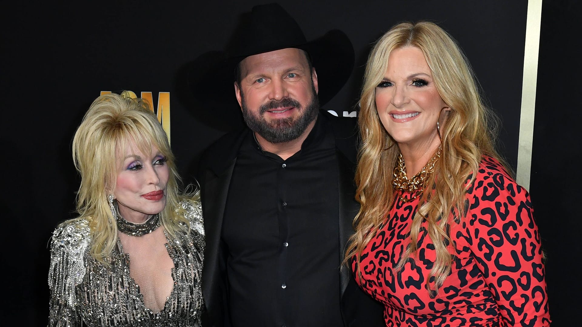 Dolly Parton (l.), Garth Brooks und seine Frau Trisha Yearwood bei einer Preisverleihung in Frisco, Texas.