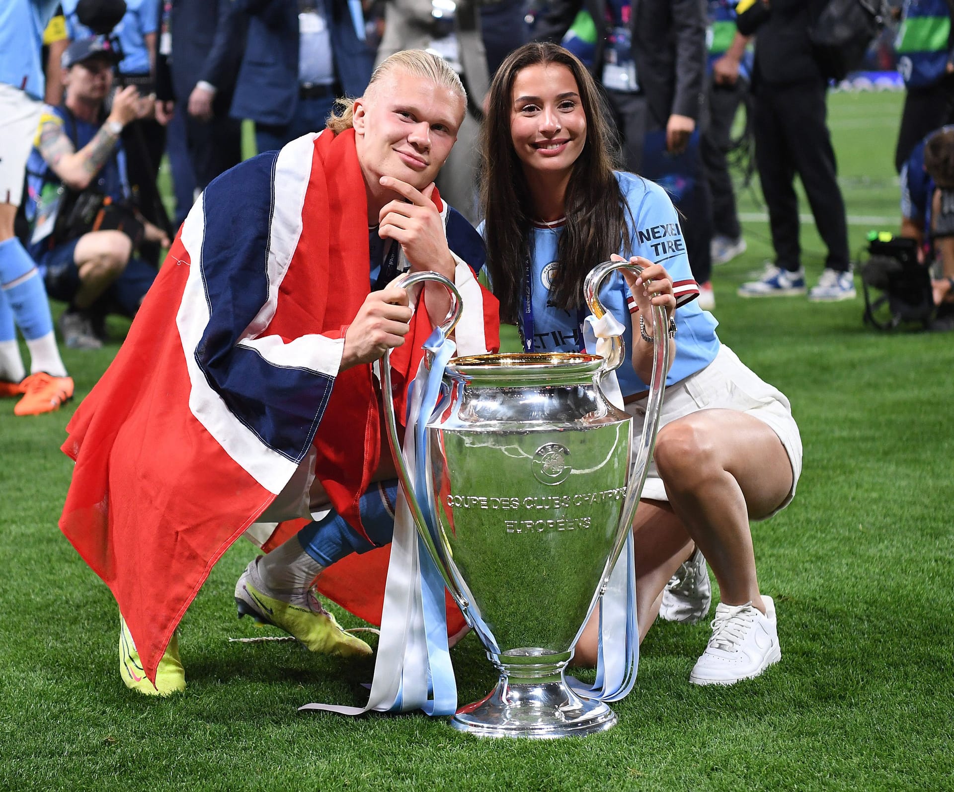 Erling Haaland zeigt sich 2023 mit seiner Freundin Isabel Haugseng Johansen im Stadion.