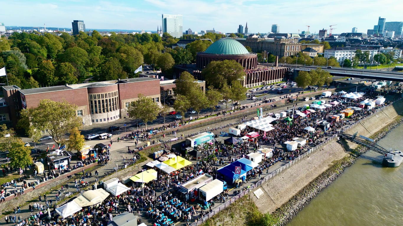 Blick auf den Fischmarkt aus der Vogelperspektive: Er lockt stets Tausende an.