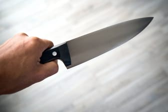 Eine Person hält ein Messer in der Hand (Symbolbild): Ein Teenager ist in Berlin schwer verletzt worden.