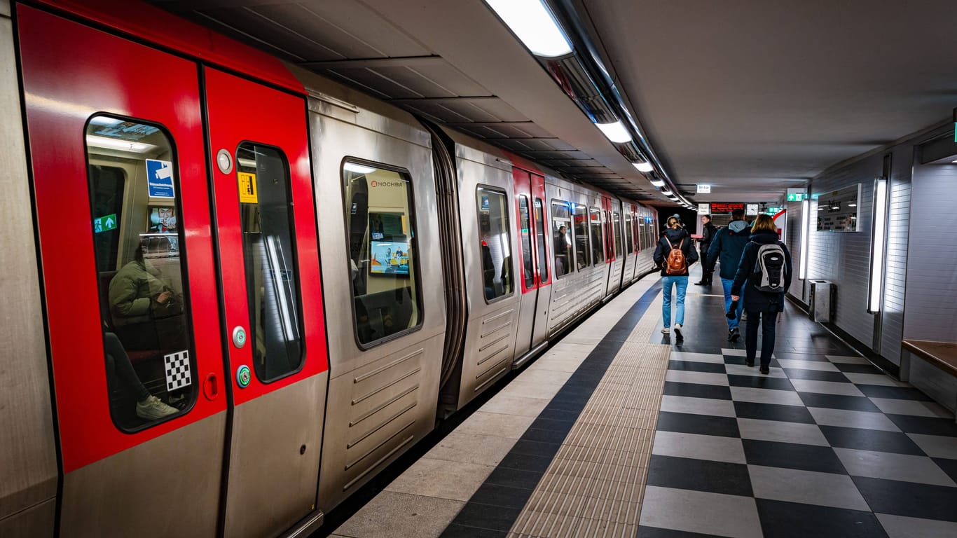 Eine U-Bahn der Linie U3 an einer Haltestelle (Symbolbild): Zwischen Berliner Tor und Rathaus fahren derzeit keine Züge.