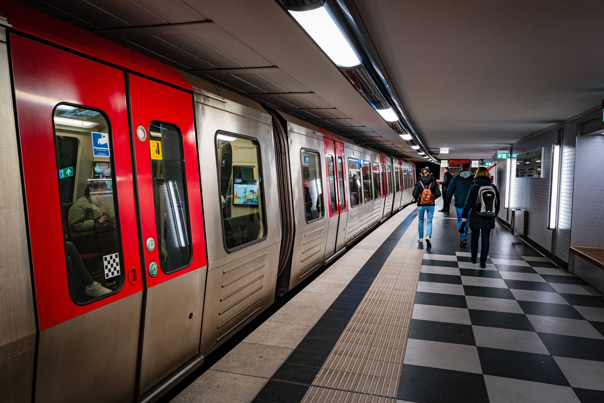 Eine U-Bahn der Linie U3 an einer Haltestelle (Symbolbild): Zwischen Berliner Tor und Rathaus fahren derzeit keine Züge.