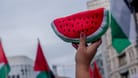 Ein Demonstrant hält eine Stoffmelone hoch: Weil die Frucht die gleichen Farben wie die palästinensische Flagge hat, ist sie zu einem Symbol der Bewegung geworden.