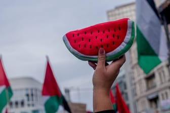 Ein Demonstrant hält eine Stoffmelone hoch: Weil die Frucht die gleichen Farben wie die palästinensische Flagge hat, ist sie zu einem Symbol der Bewegung geworden.