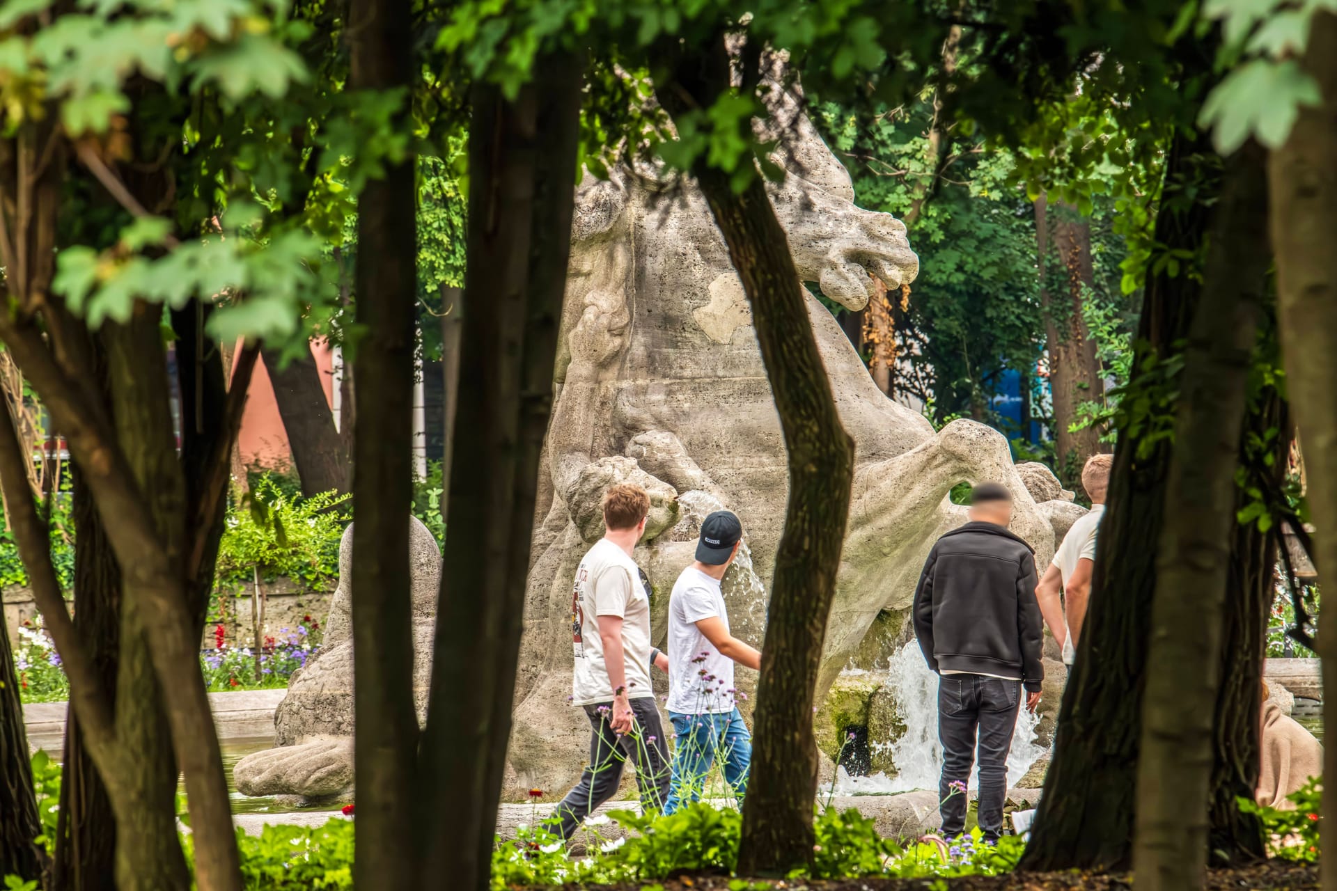 Männer stehen im Alten Botanischen Garten (Archivbild): Immer wieder kommt es in der Parkanlage zu Gewalttaten.