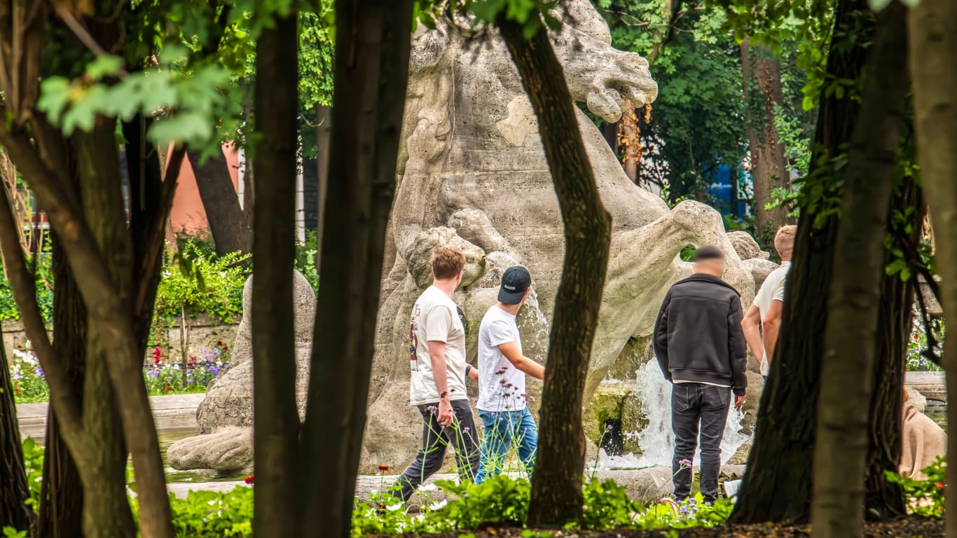 Männer stehen im Alten Botanischen Garten (Archivbild): Immer wieder kommt es in der Parkanlage zu Gewalttaten.