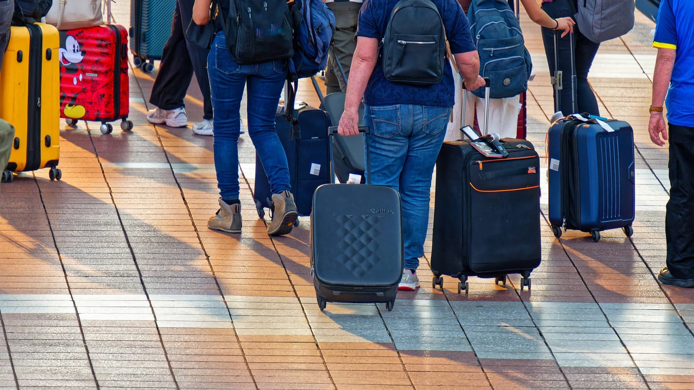 Reisende am Münchner Flughafen (Archivbild): Nicht jeder schaffte es am Donnerstag ins Flugzeug.