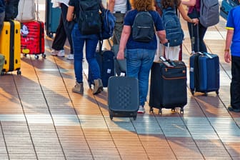 Reisende am Münchner Flughafen (Archivbild): Nicht jeder schaffte es am Donnerstag ins Flugzeug.