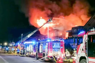 Feuerwehrkräfte beim Löschen des Feuers: Fünf Mitarbeiter des Hotels erlitten Verletzungen