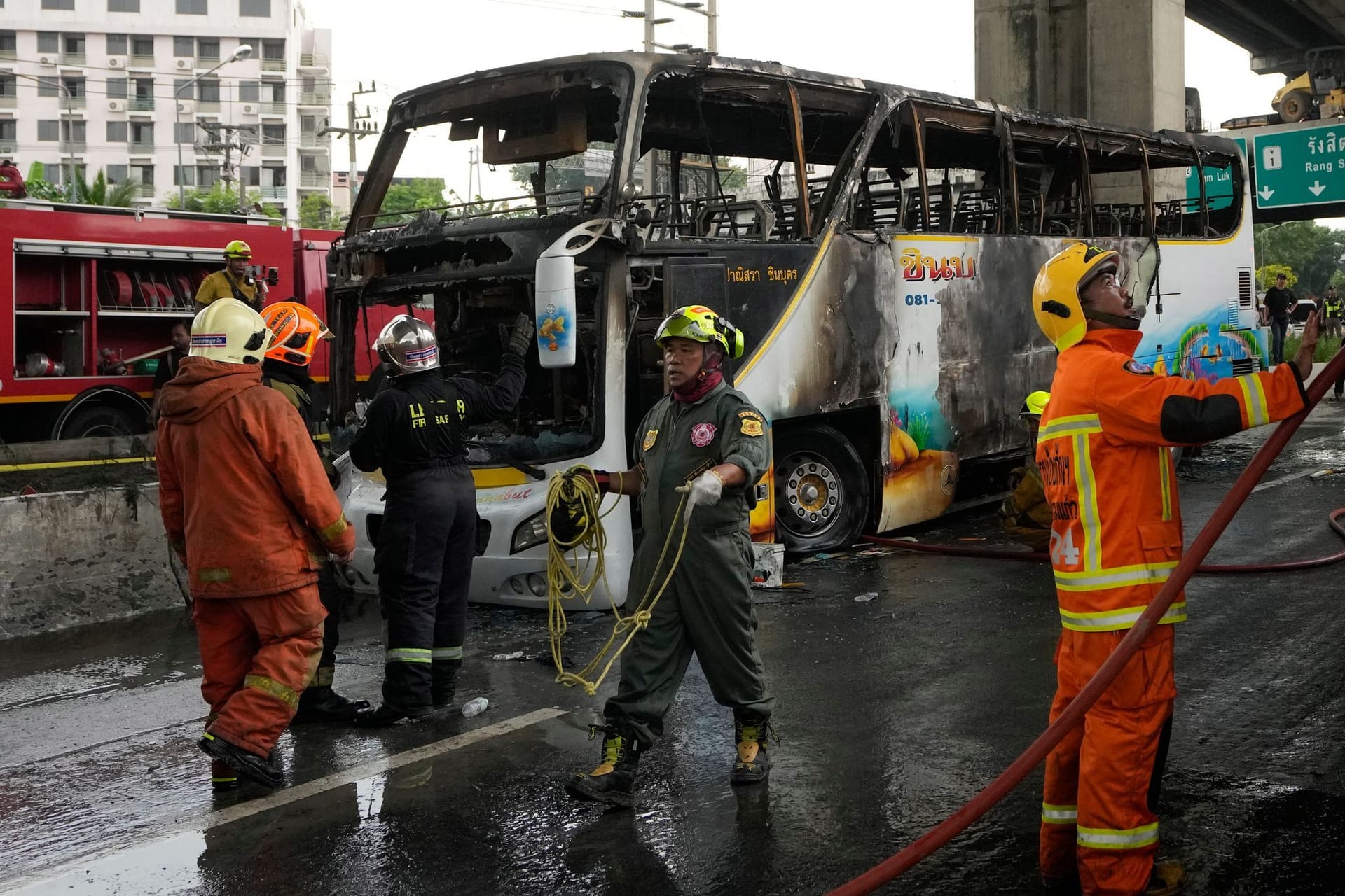 Thailand - Schulbus gerät in Brand