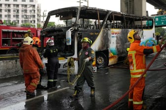 Thailand - Schulbus gerät in Brand