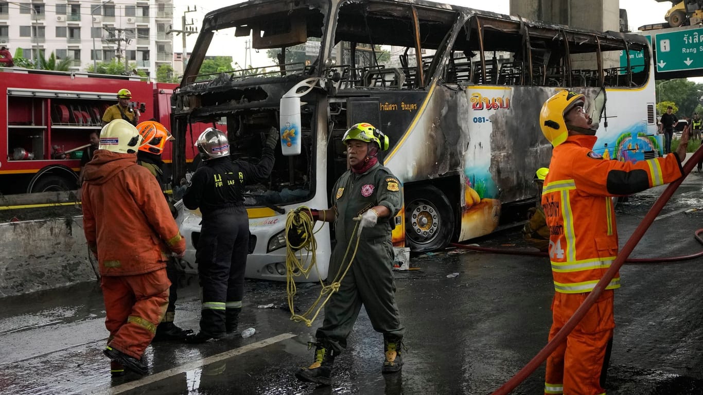 Thailand - Schulbus gerät in Brand