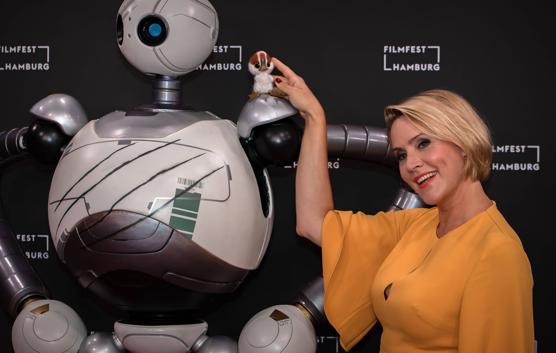 Judith Rakers mit dem Roboter Roz.