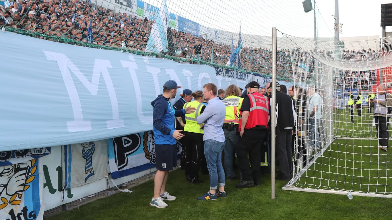 Diskussionen vor dem Gästeblock: Wegen eines Banners wurde das jüngste Duell zwischen Unterhaching und 1860 mit fast 30-minütiger Verspätung angepfiffen.