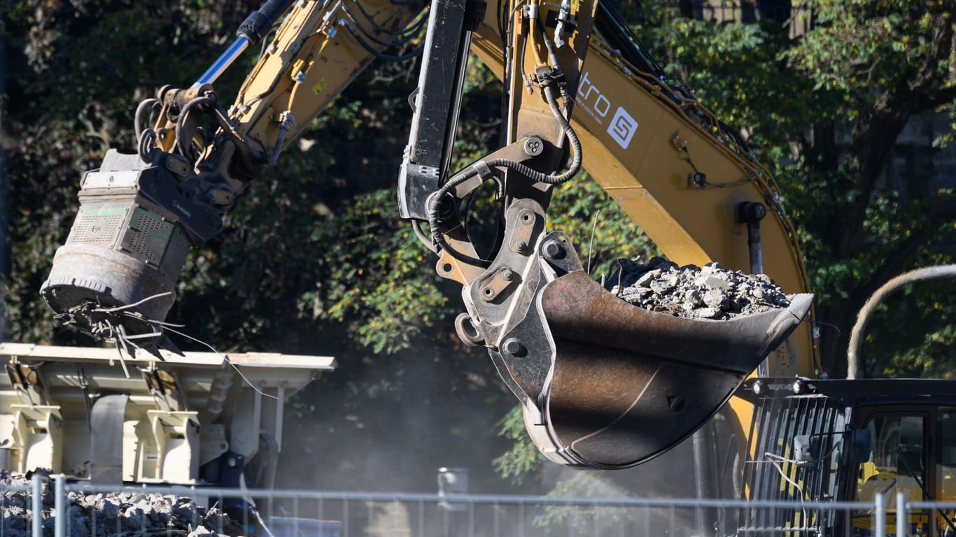 Bagger beseitigen auf der Altstädter Elbseite Trümmerteile des eingestürzten Brückenzuges der Carolabrücke.