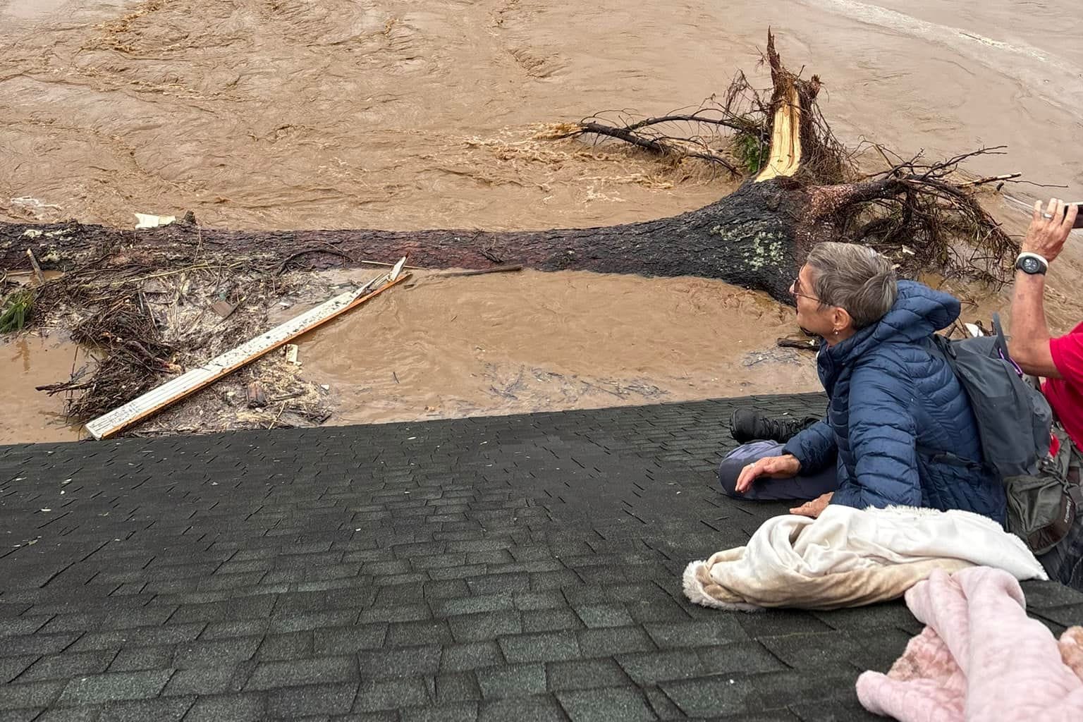 Das Foto zeigt die Eltern von Megan und Jessica Drye: Kurz nach der Aufnahme brach das Haus zusammen.