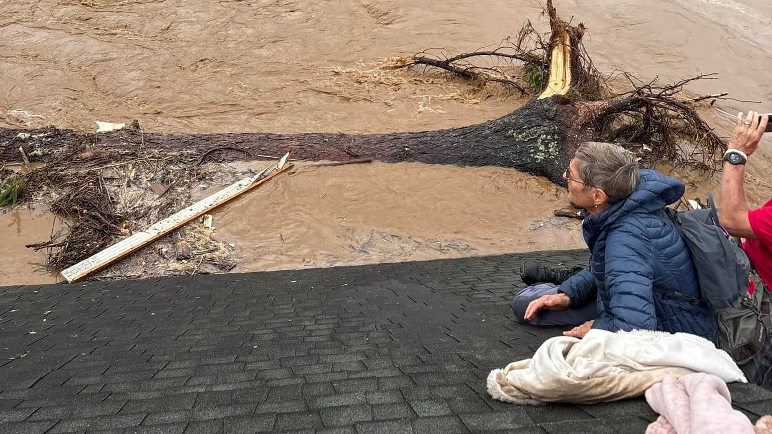 Das Foto zeigt die Eltern von Megan und Jessica Drye: Kurz nach der Aufnahme brach das Haus zusammen.