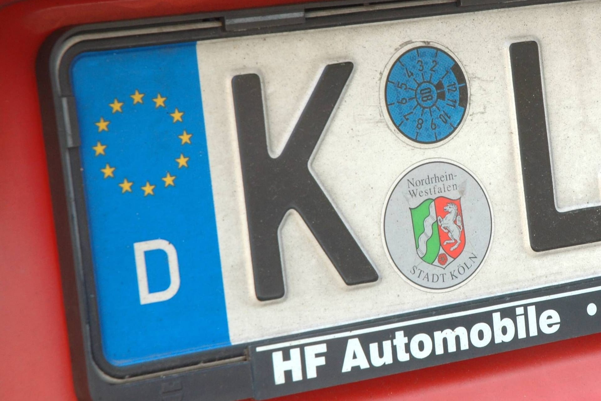 Ein rotes Auto mit Kölner Kennzeichen (Symbolbild): Die Polizei sucht nach einem Autofahrer.