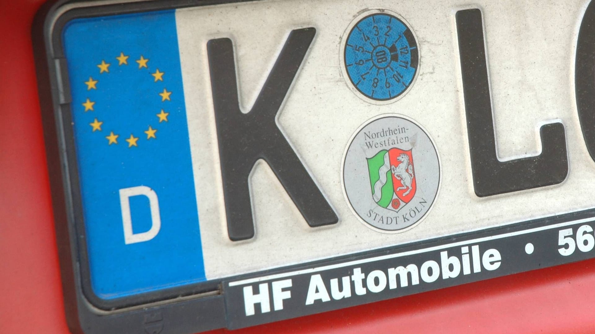 Ein rotes Auto mit Kölner Kennzeichen (Symbolbild): Die Polizei sucht nach einem Autofahrer. Ein rotes Auto mit Kölner Kennzeichen (Symbolbild): Die Polizei sucht nach einem Autofahrer.