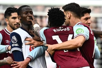 Seine Teamkollegen versuchen Mohammed Kudus (m.) noch zurückzuhalten: Doch der West-Ham-Star wischt seinem Gegner mit der Hand durchs Gesicht.