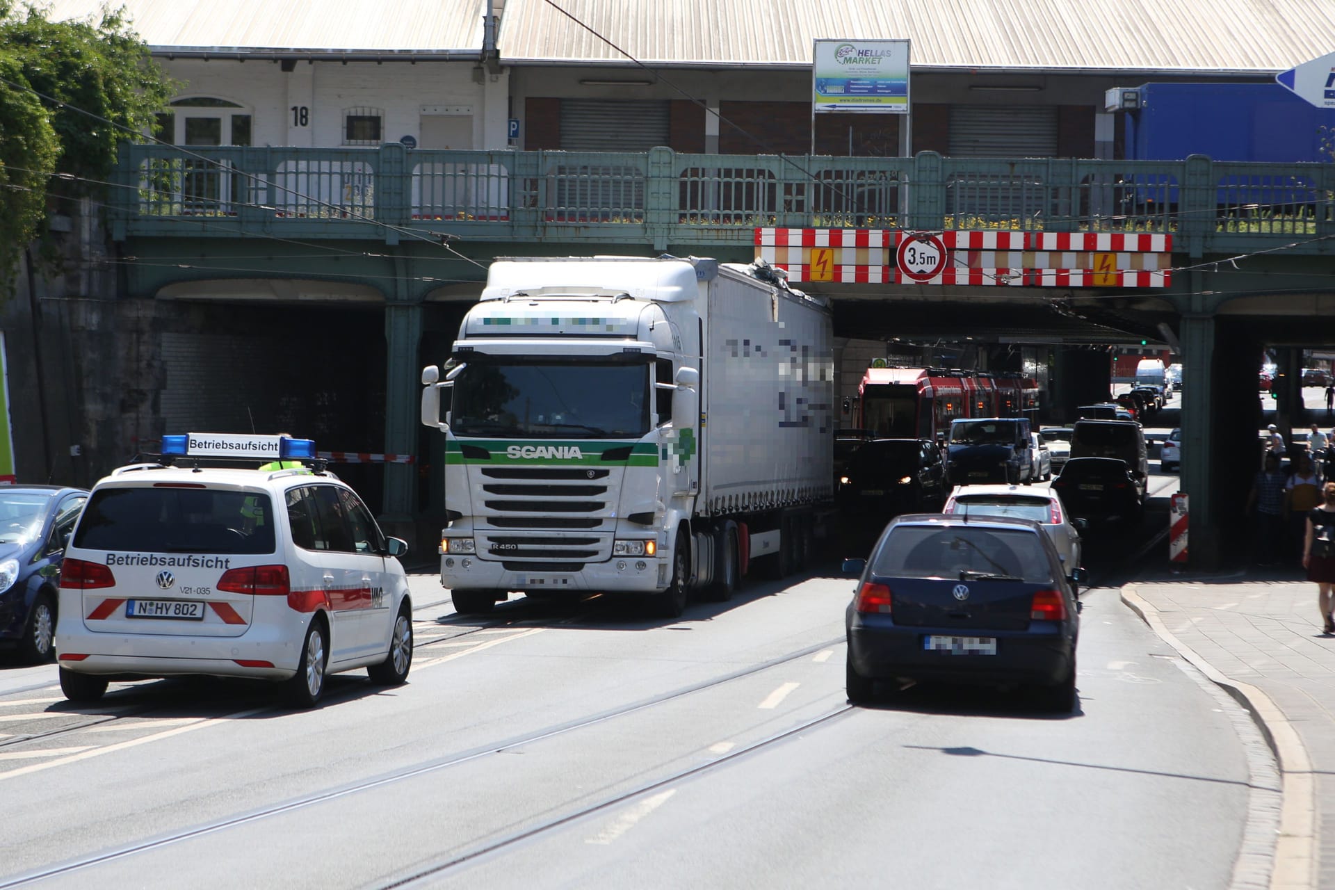 Ein Lastwagen steckt im Steinbühler Tunnel fest (Archivbild): Zu solchen Vorfällen kommt es immer wieder – Straßenbahnen werden deshalb teils stundenlang ausgebremst.