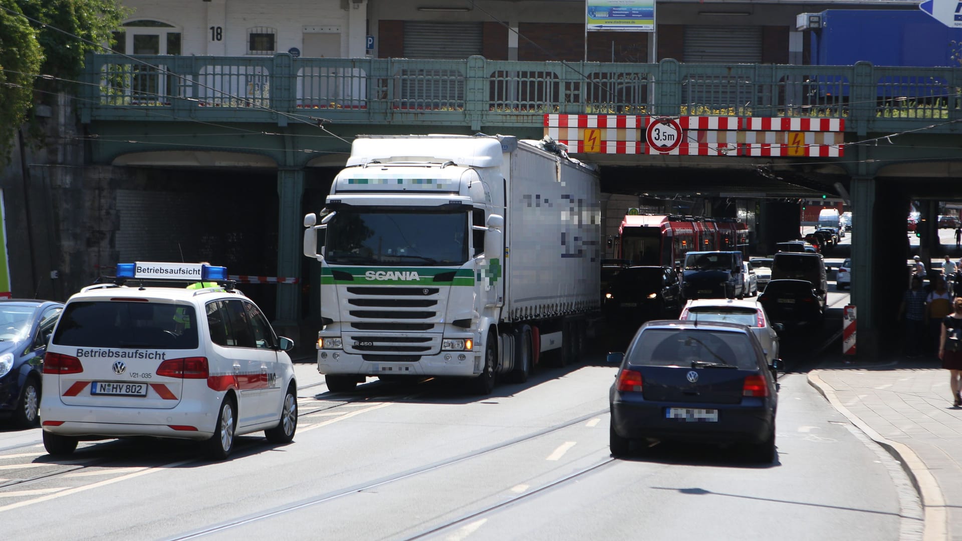 Ein Lastwagen steckt im Steinbühler Tunnel fest (Archivbild): Zu solchen Vorfällen kommt es immer wieder – Straßenbahnen werden deshalb teils stundenlang ausgebremst.