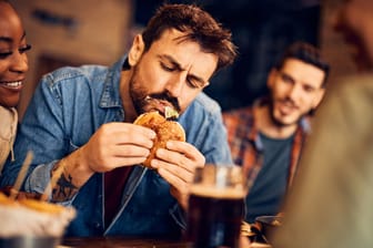 Bier und Co.: Alkohol löst auf mehreren Wegen Hunger aus.