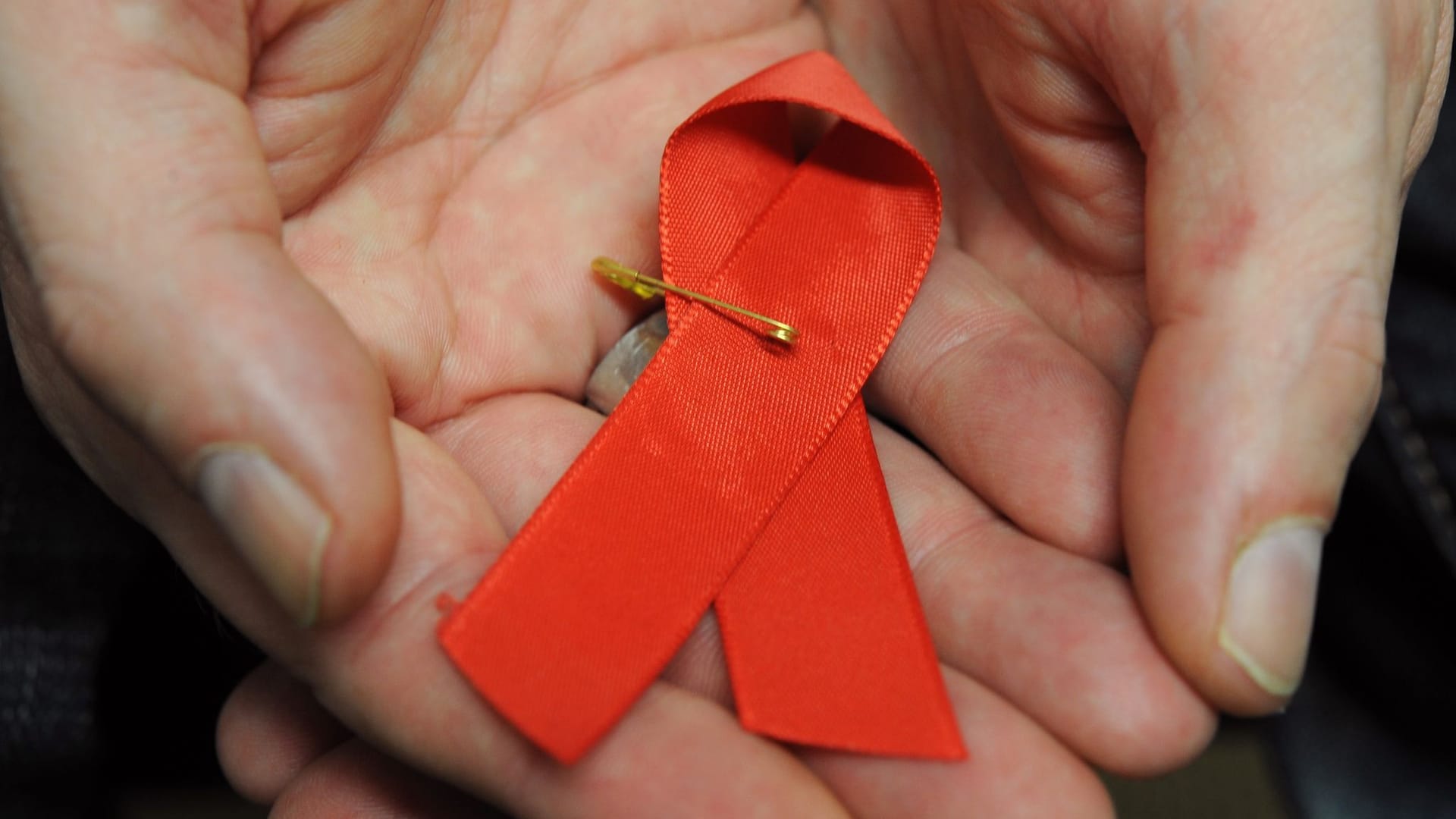 Die Schleife zeigt Solidarität mit HIV-Positiven und Aids-Kranken