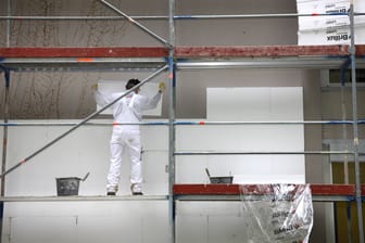 Wärmedämmung an einem älteren Schulgebäude: Die Baubranche steckt in einer Krise (Symbolbild).