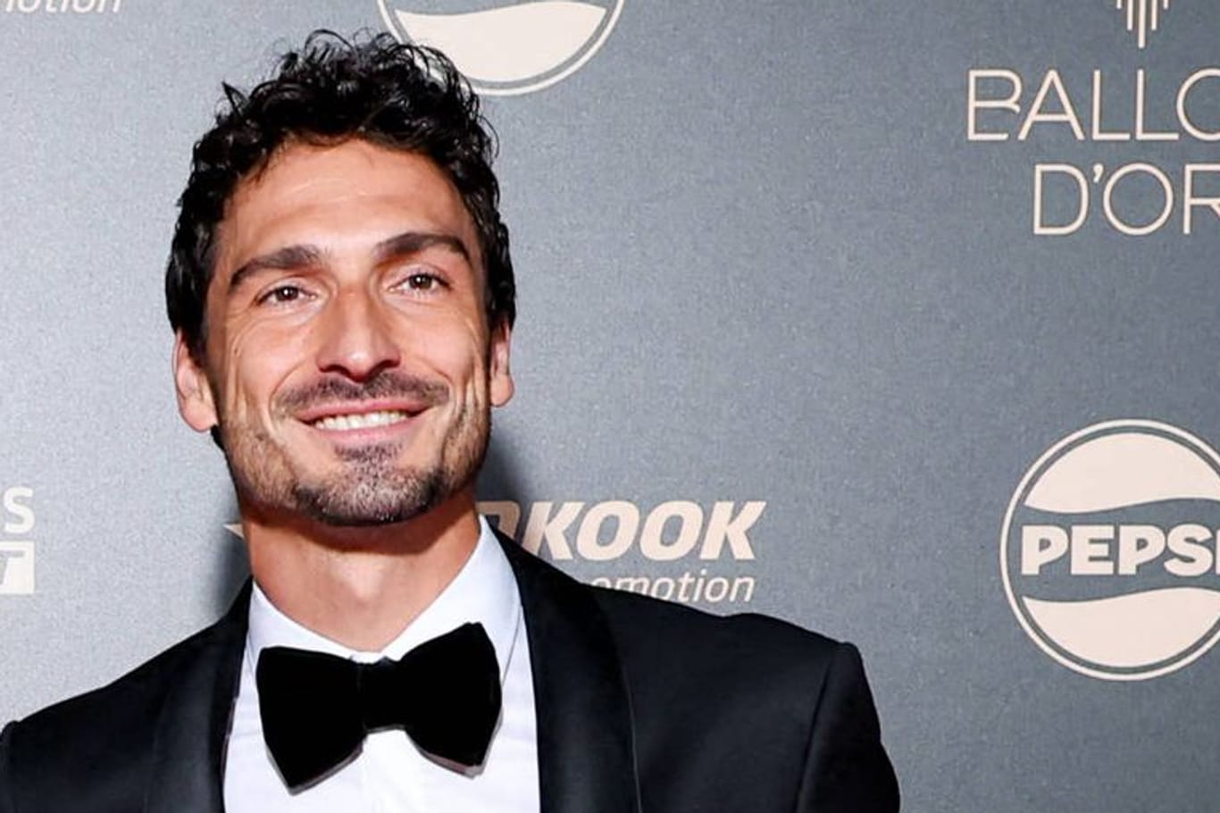 Mats Hummels: Der Fußballstar zeigte sich auf dem roten Teppich.