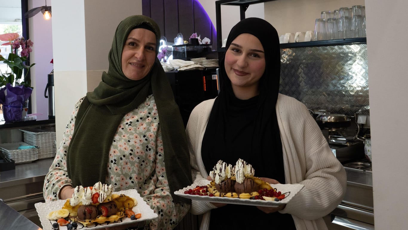 Die Inhaberin Sumeja Zumberi (r) wird von ihrer Mutter Hirmete Zumberi bei der Arbeit im Eiscafé "Baresha" unterstützt.