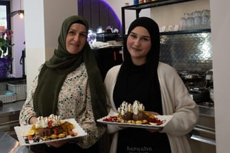 Die Inhaberin Sumeja Zumberi (r) wird von ihrer Mutter Hirmete Zumberi bei der Arbeit im Eiscafé "Baresha" unterstützt.