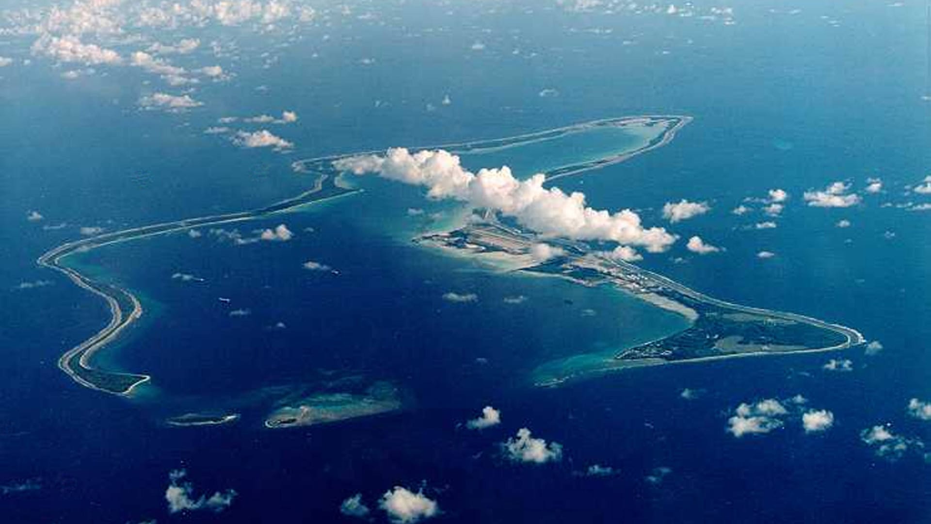 Dieses undatierte, von dem US Department Of Defense zur Verfügung gestellte Foto zeigt den Blick auf das Chargos-Archipel mit dem US-Militärstützpunkt.