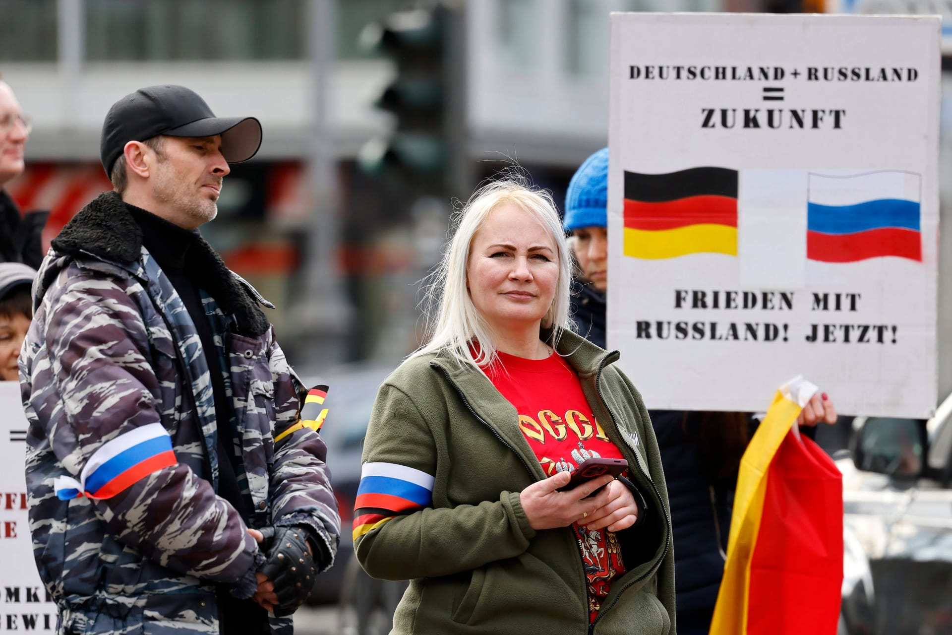 Die Putin-freundliche Aktivistin Elena Kolbasnikowa und ihr Ehemann Max Schlund bei einer Demonstration in Köln.