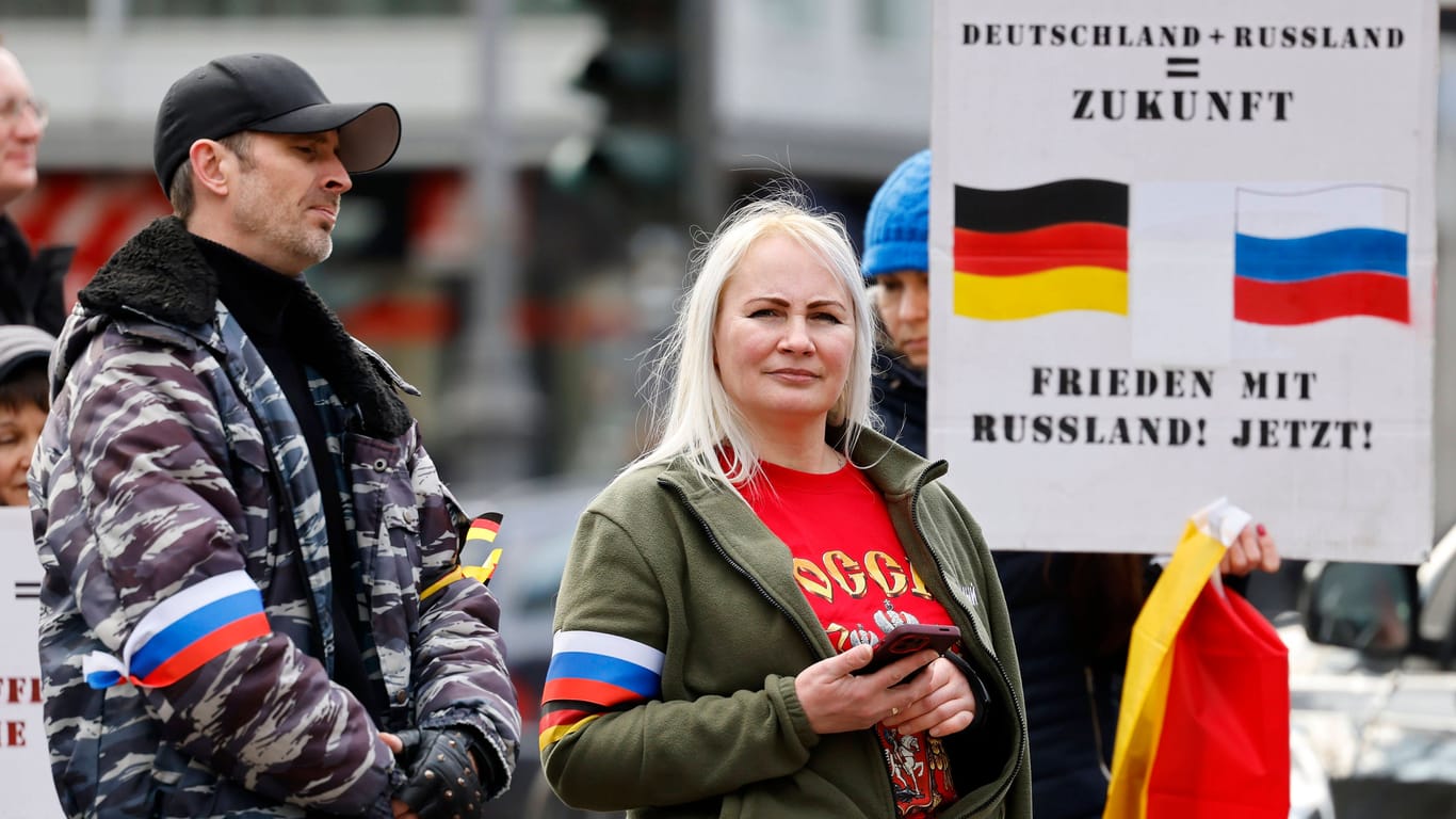 Die Putin-freundliche Aktivistin Elena Kolbasnikowa und ihr Ehemann Max Schlund bei einer Demonstration in Köln.