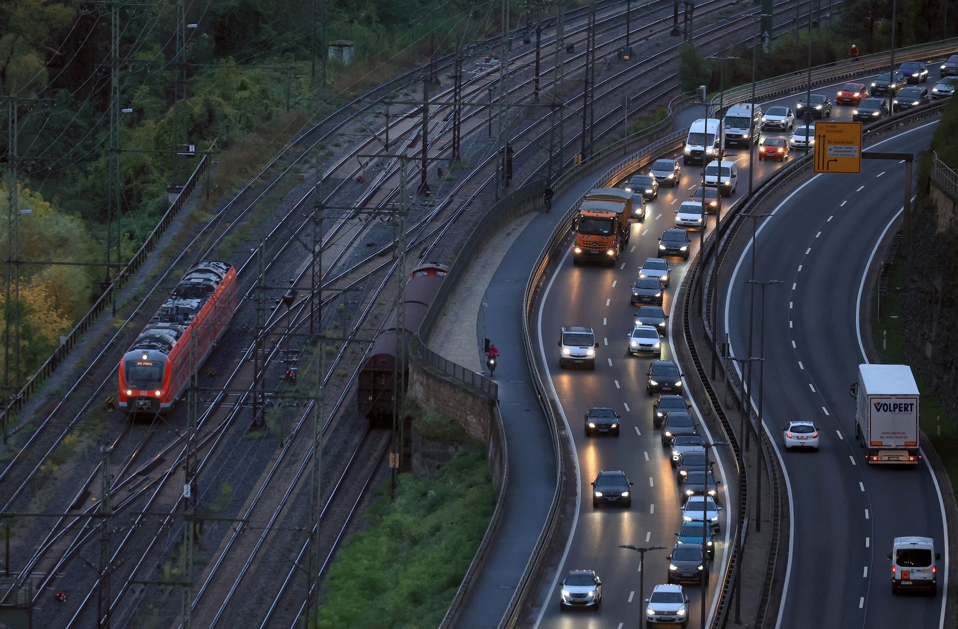 Egal, ob Schiene oder Straße: Die deutsche Infrastruktur bröckelt an vielen Stellen.