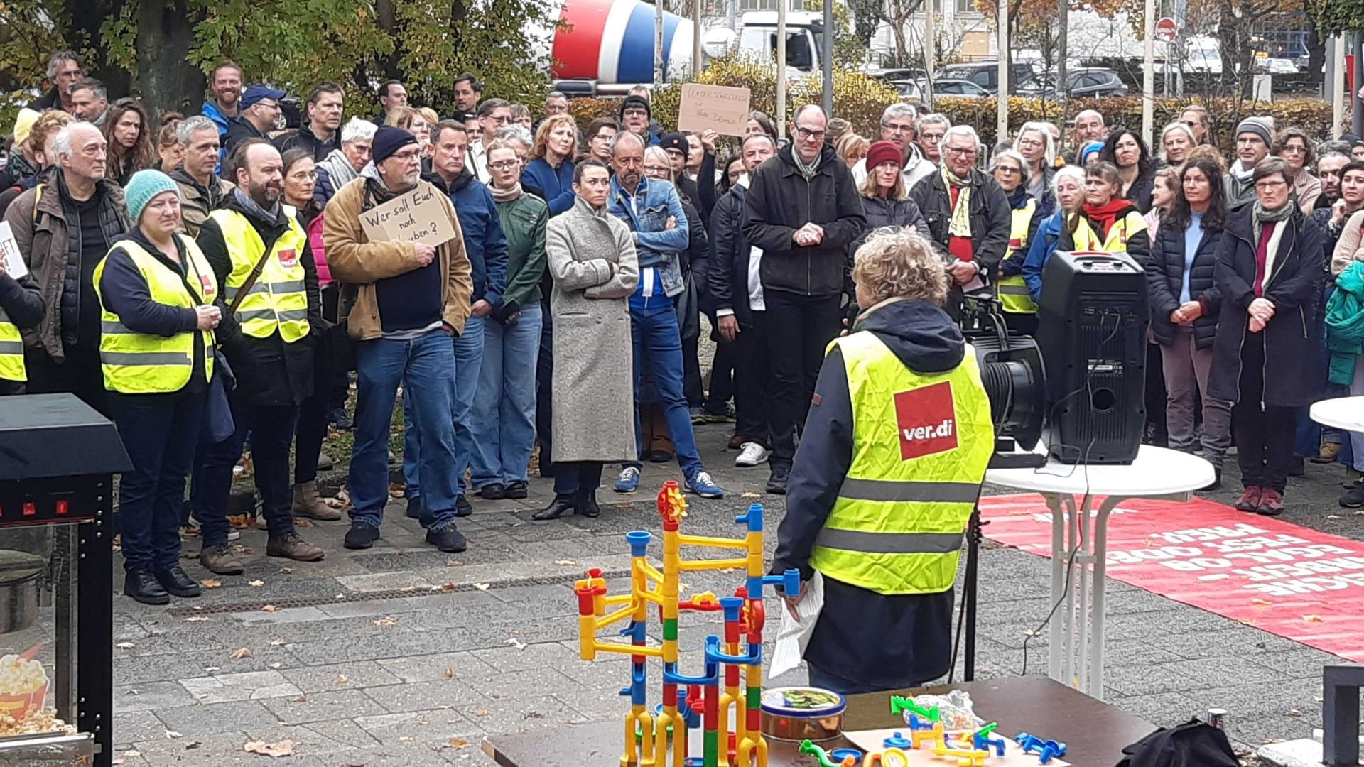 Die streikenden Journalisten vor dem Fernsehzentrum: Im Vordergrund ist die Murmelbahn zu sehen.