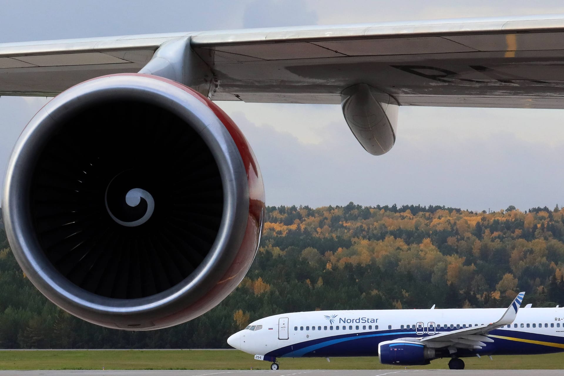 Eine Boeing 737-800 (Symbolbild): Der Flugzeugbauer steckt in der Krise und muss Vermögenswerte abstoßen.