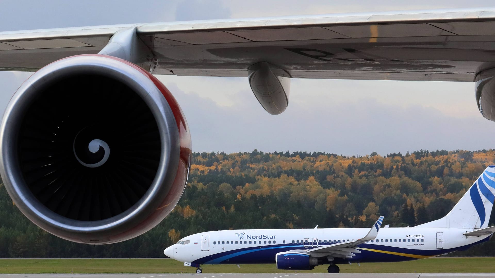 Eine Boeing 737-800 (Symbolbild): Der Flugzeugbauer steckt in der Krise und muss Vermögenswerte abstoßen.