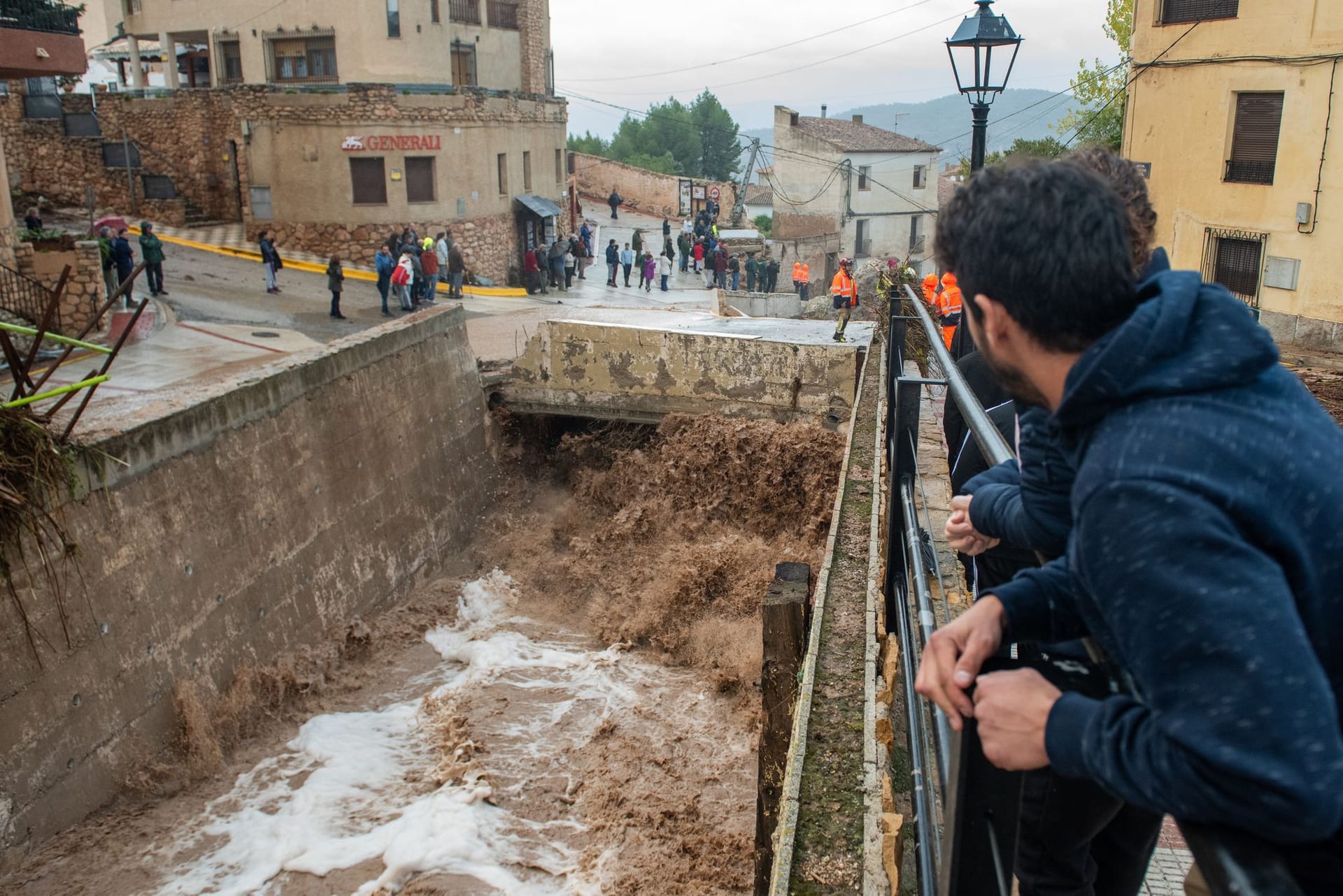 Rettungsdienste sind im Einsatz, nachdem der Fluss in Albacete aufgrund heftiger Regenfälle über die Ufer getreten ist.