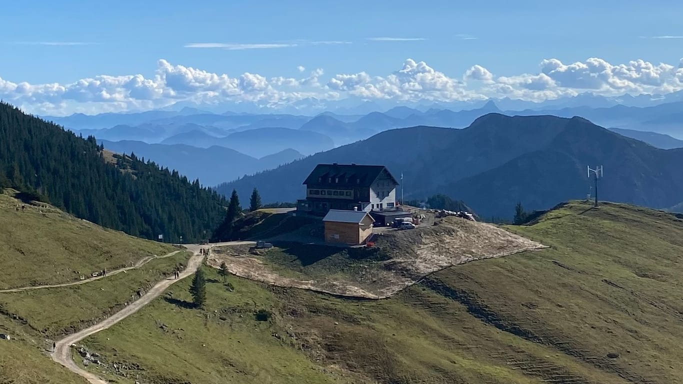 Das Rotwandhaus: Wer hierhin möchte, der kann direkt vom Spitzingsee aus einem rund zweieinhalbstündigen Wanderweg folgen.