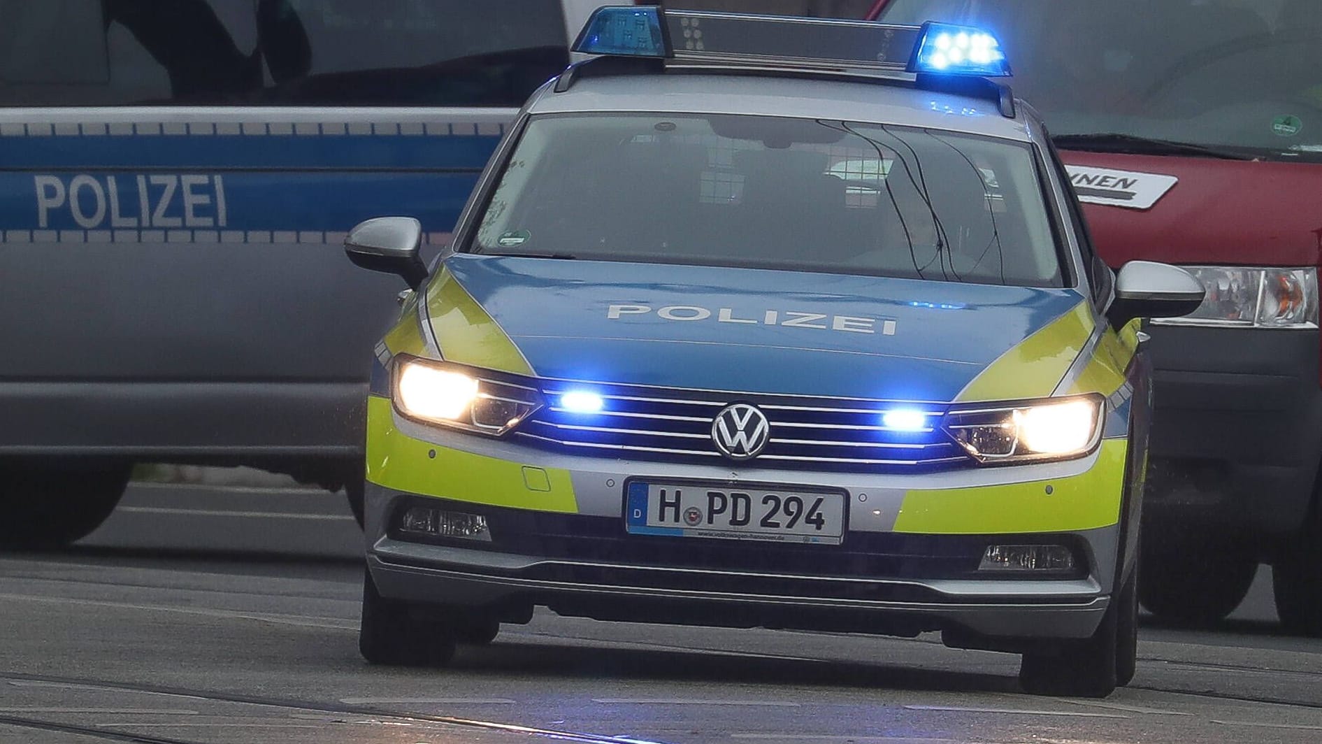 Ein Polizeifahrzeug im Einsatz (Symbolbild): Eine Streife wurde in Hannover in einen Unfall verwickelt.