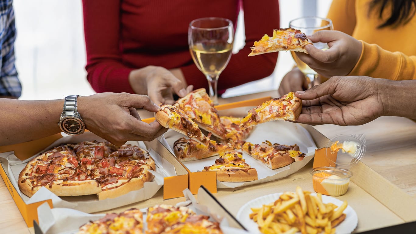 Fettiges Essen vor dem Alkoholkonsum: Viele Menschen glauben, es schützt vor einem Kater.