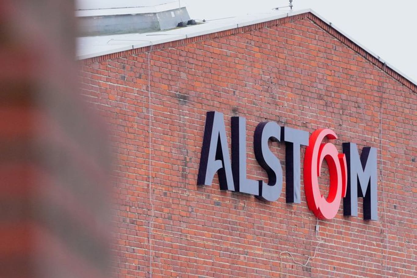 Das Firmenlogo am Alstom-Werk in Görlitz: Bis 2026 schließt der Zugbauer seine Pforten.