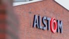 Das Firmenlogo am Alstom-Werk in Görlitz: Bis 2026 schließt der Zugbauer seine Pforten.