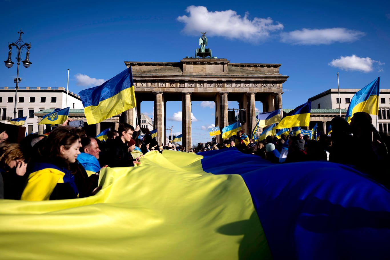 Pro-Ukraine-Demonstration in Berlin: In Deutschland ist vieles nicht so, wie es sich Ukrainer und Russen vorgestellt haben, meint Wladimir Kaminer.