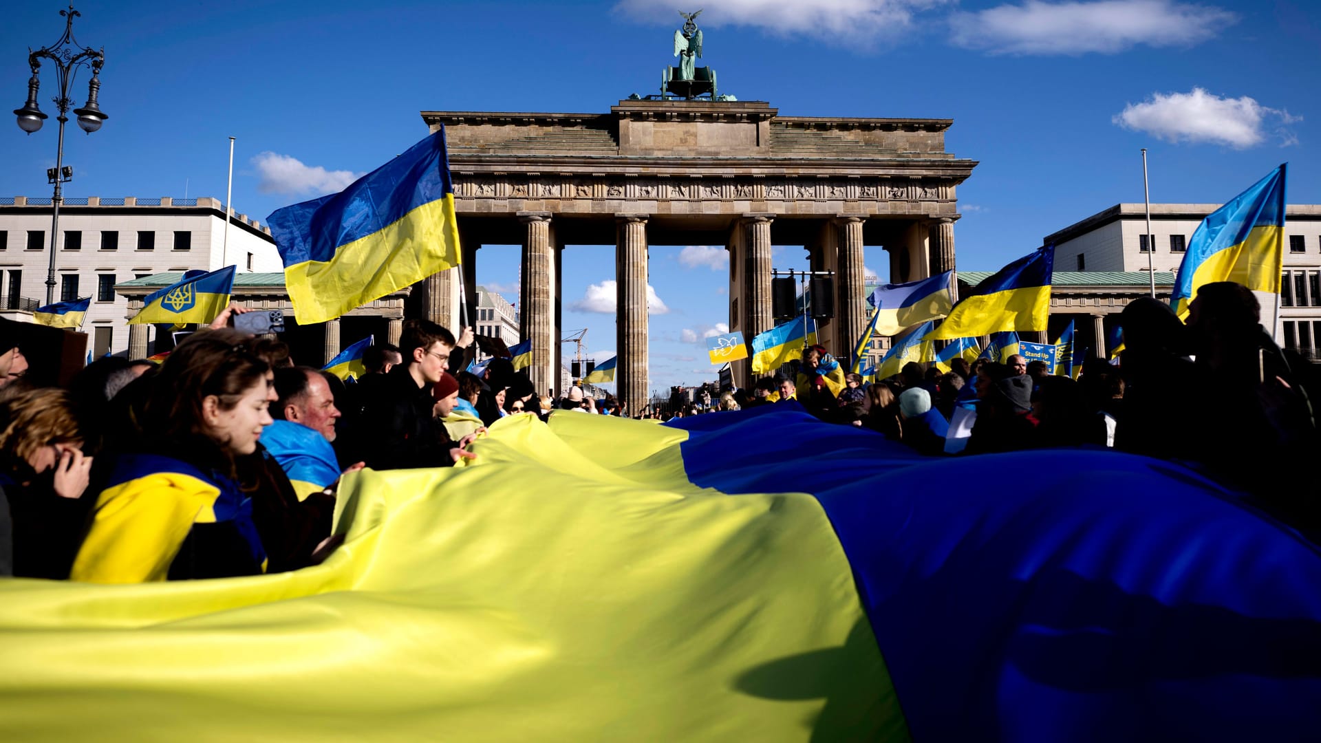 Pro-Ukraine-Demonstration in Berlin: In Deutschland ist vieles nicht so, wie es sich Ukrainer und Russen vorgestellt haben, meint Wladimir Kaminer.