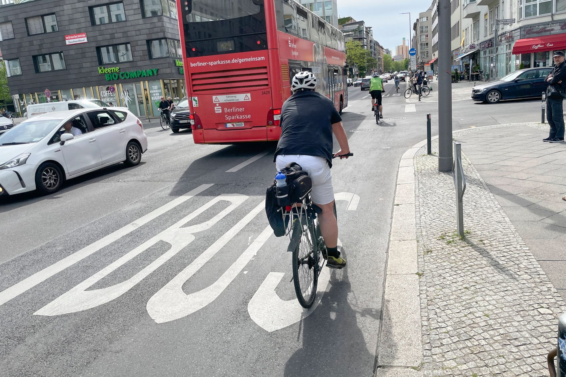 Busspur in Berlin (Symbolbild): Über eine solche Spur soll der Autofahrer gerast sein.