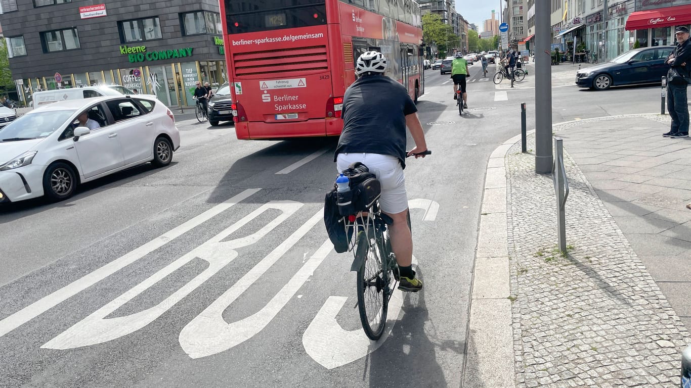 Busspur in Berlin (Symbolbild): Über eine solche Spur soll der Autofahrer gerast sein.